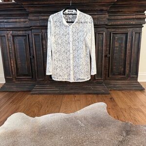 Soft wear By Mark Singer Small Elegant Lace Button-Up Blouse